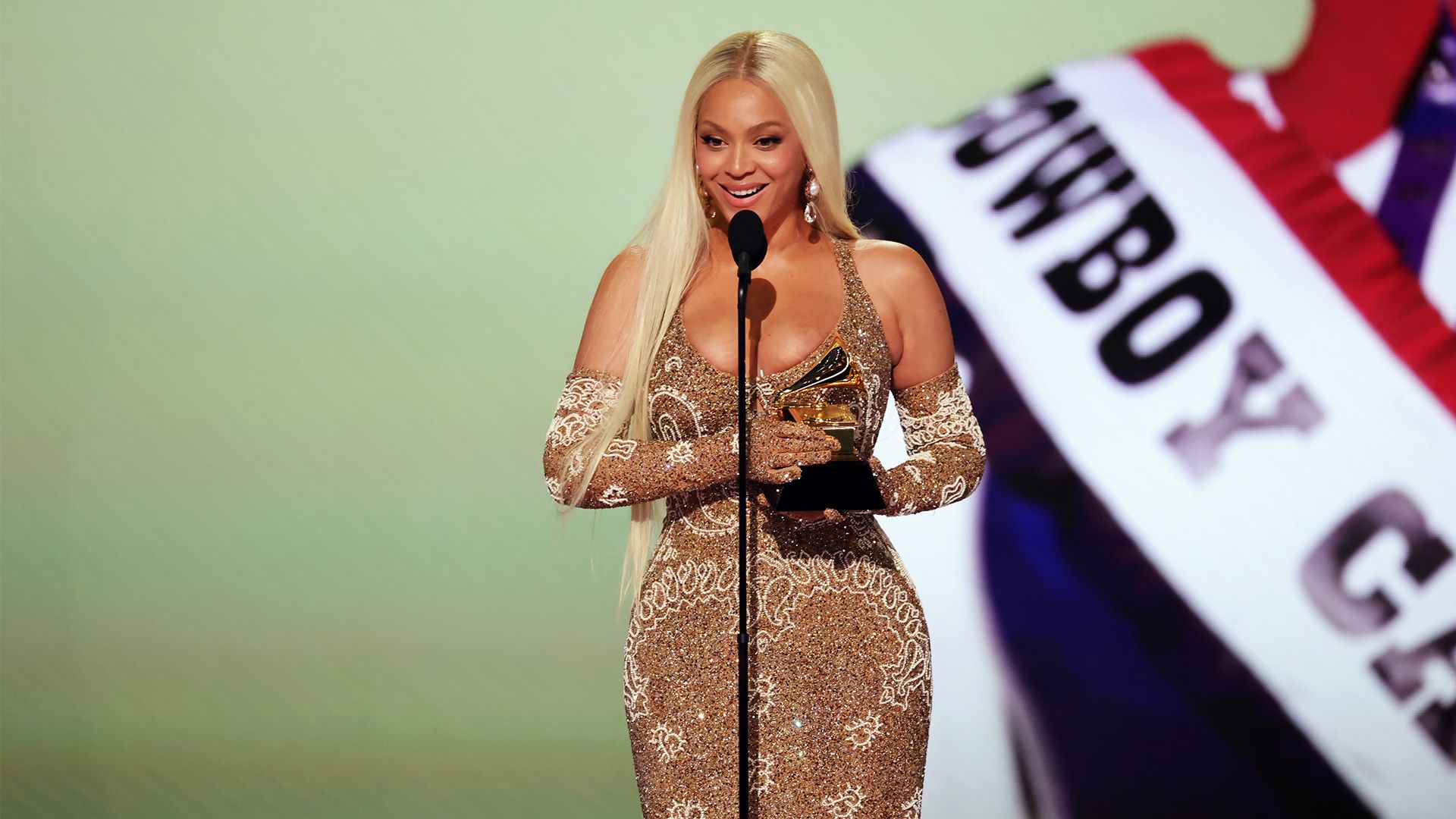 前展现出顽 前展现出顽